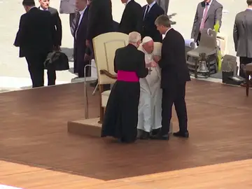 El Papa con dificultades para caminar