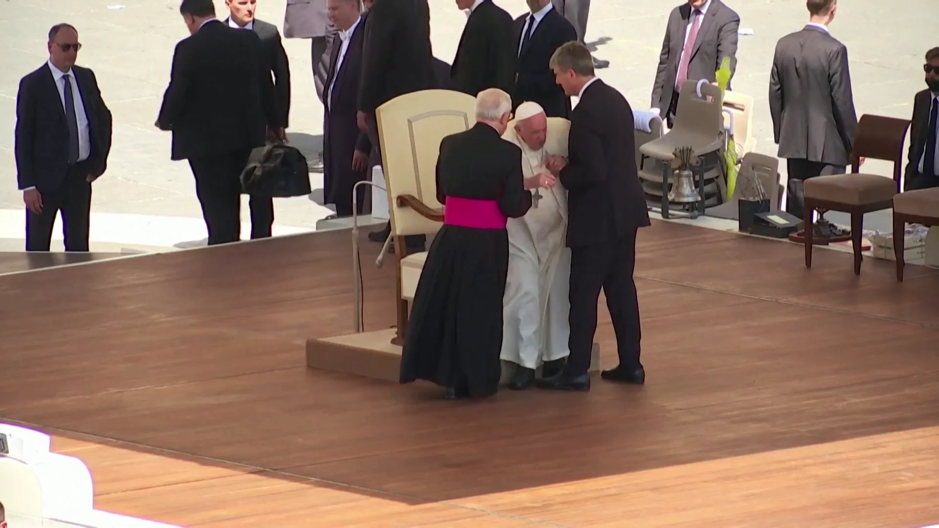 El Papa con dificultades para caminar