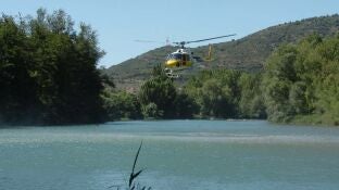 Un helic&oacute;ptero sobrevuela el r&iacute;o Segre