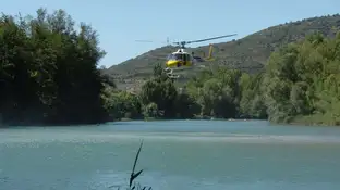 Un helicóptero sobrevuela el río Segre Un helicóptero sobrevuela el río Segre