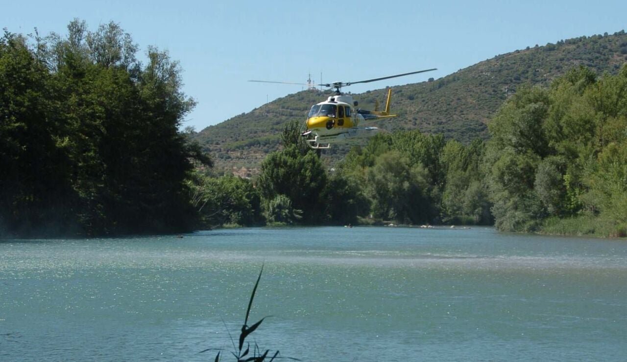 Un helic&oacute;ptero sobrevuela el r&iacute;o Segre