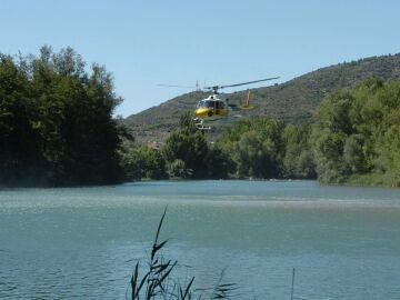 Un helicóptero sobrevuela el río Segre