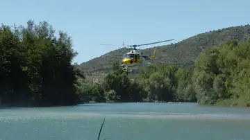 Un helicóptero sobrevuela el río Segre Un helicóptero sobrevuela el río Segre