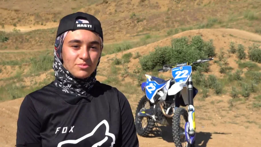 Hasti Rezaei, piloto de motocross iraní Hasti Rezaei, piloto de motocross iraní