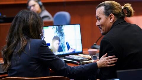Johnny Depp y su abogada Camille Vasquez en el juicio contra Amber Heard