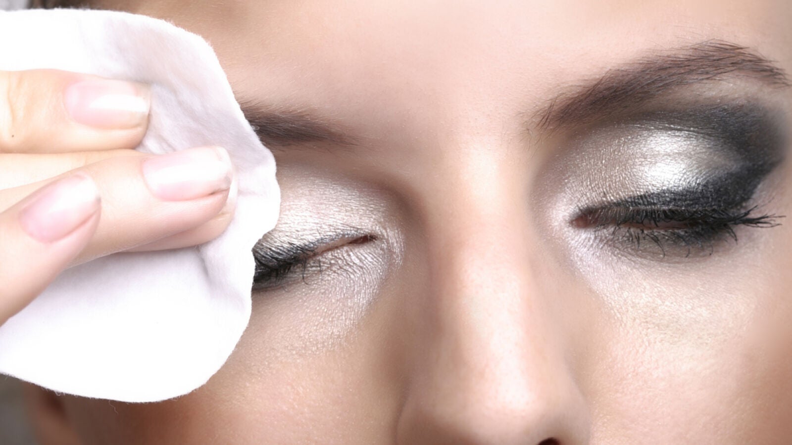 Trucos para quitar el maquillaje de productos waterproof