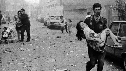 Efemérides de hoy 29 de mayo de 2022: miembros del comando Barcelona de ETA lanzan un coche bomba al interior de la casa cuartel de la Guardia Civil de Vic Efemérides