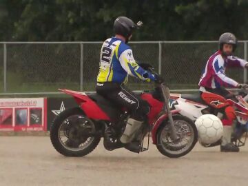 Así es el 'motoball', del deporte que mezcla motos y fútbol 