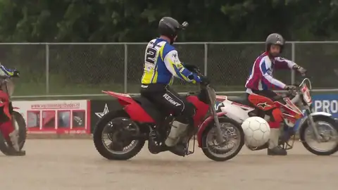 Así es el 'motoball', del deporte que mezcla motos y fútbol Así es el 'motoball', del deporte que mezcla motos y fútbol