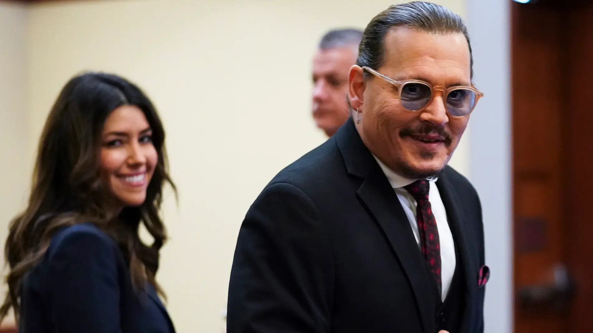 Johnny Depp y su abogada Camille Vasquez en el juicio contra Amber Heard