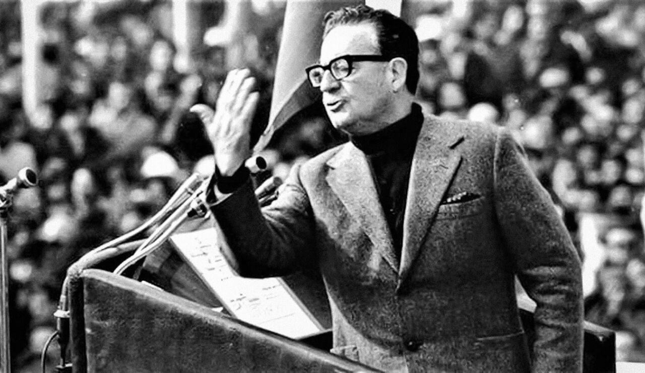 Efemérides de hoy 23 de mayo de 2022: Exhuman los restos del presidente chileno Salvador Allende a petición de su hija.