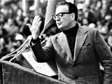 Efemérides de hoy 23 de mayo de 2022: Exhuman los restos del presidente chileno Salvador Allende a petición de su hija.