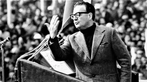 Efemérides de hoy 23 de mayo de 2022: Exhuman los restos del presidente chileno Salvador Allende a petición de su hija. Efemérides