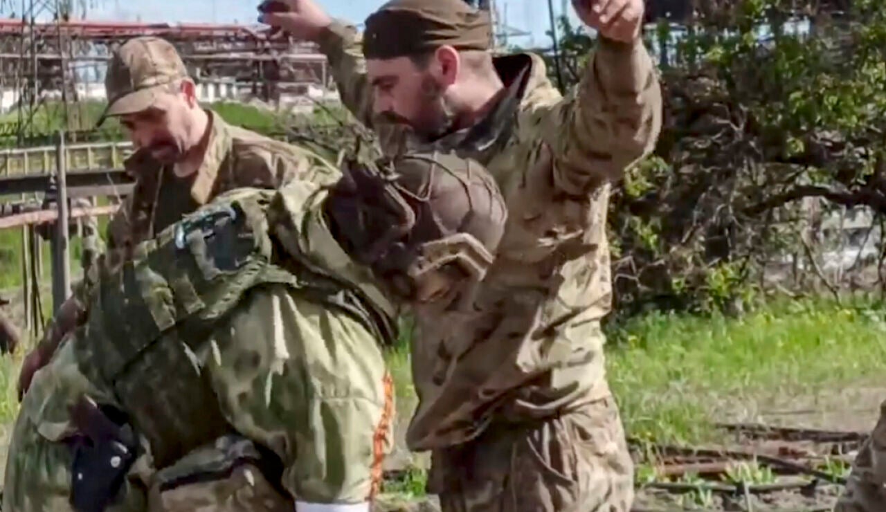 Soldado ruso registra a soldado ucraniano