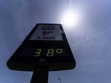 Un termómetro marca los 38 grados en Huelva