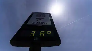 Un termómetro marca los 38 grados