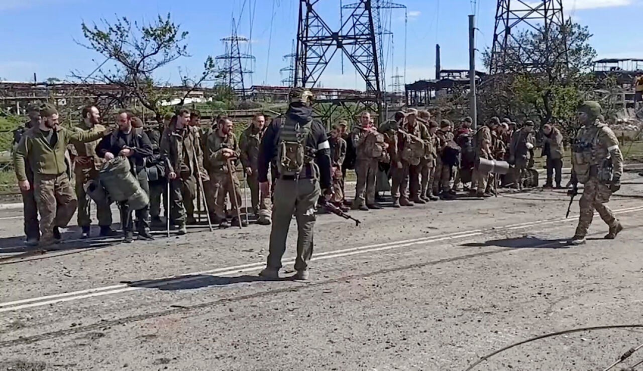 Soldados rusos frente a soldados ucranianos capturados
