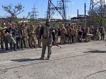 Soldados rusos frente a soldados ucranianos capturados