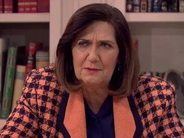 Carmen descubre el verdadero motivo por el que Uriarte quiere destruir su vida Carmen descubre el verdadero motivo por el que Uriarte quiere destruir su vida
