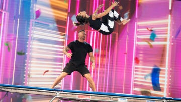 Lorena Castell fascina volando sobre una cama elástica en ‘El Desafío’