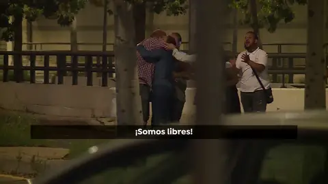 Aplausos para los menores tras quedar en libertad vigilada por la presunta violación en Burjassot: "Son unos guerreros" Aplausos para los menores tras quedar en libertad vigilada por la presunta violación en Burjassot: "Son unos guerreros"