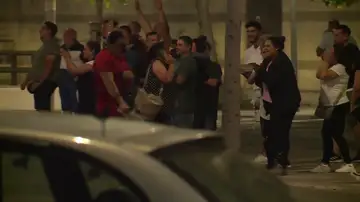 Aplausos para los menores tras quedar en libertad vigilada por la presunta violación en Burjassot: "Son unos guerreros" Aplausos para los menores tras quedar en libertad vigilada por la presunta violación en Burjassot: "Son unos guerreros"