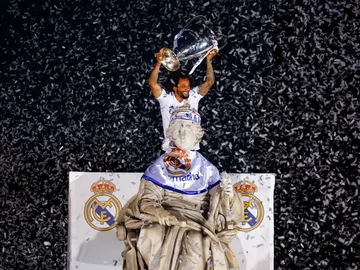 El momento mágico de Marcelo en la Cibeles tras conquistar la Decimocuarta El momento mágico de Marcelo en la Cibeles tras conquistar la Decimocuarta