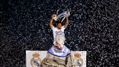 El momento mágico de Marcelo en la Cibeles tras conquistar la Decimocuarta El momento mágico de Marcelo en la Cibeles tras conquistar la Decimocuarta