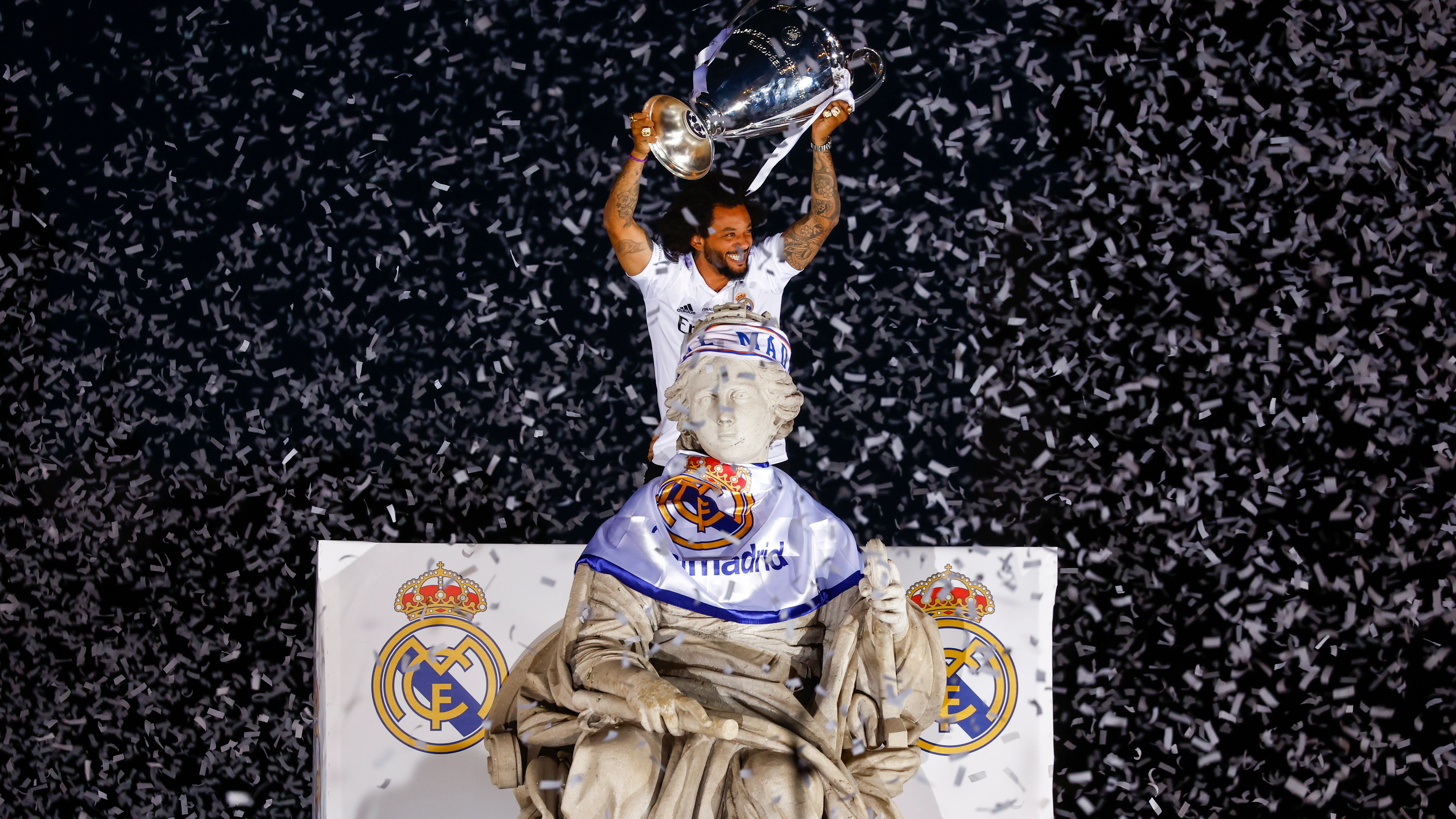 El momento mágico de Marcelo en la Cibeles tras conquistar la Decimocuarta El momento mágico de Marcelo en la Cibeles tras conquistar la Decimocuarta