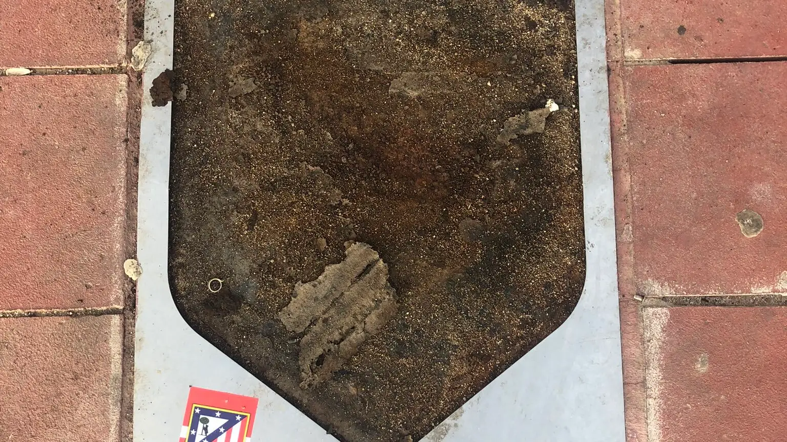 La placa de Courtois arrancada en el Metropolitano La placa de Courtois arrancada en el Metropolitano