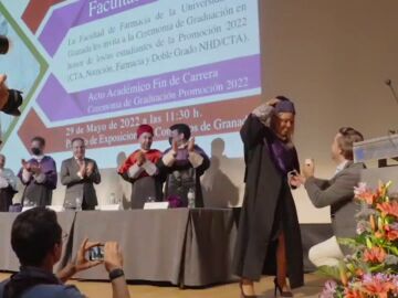 La pedida de mano durante la graduaci&oacute;n
