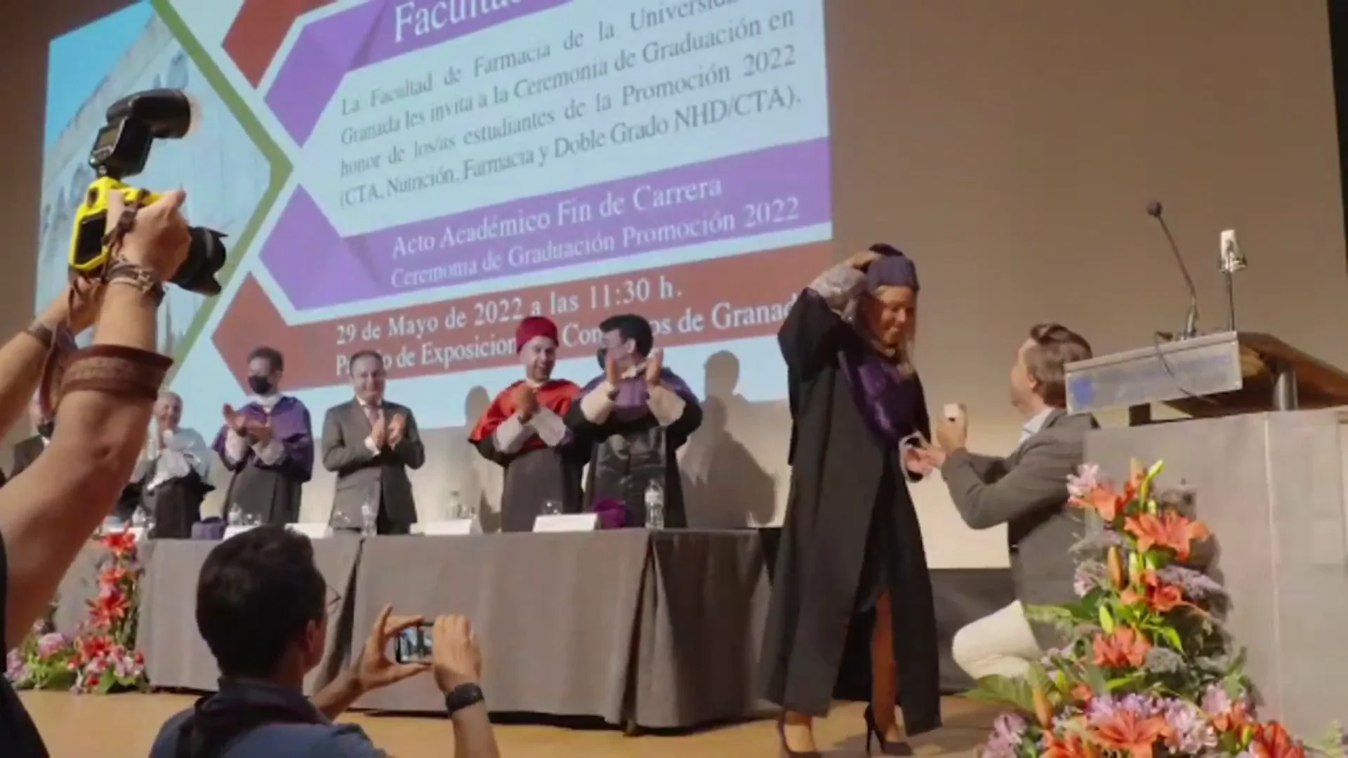 La pedida de mano durante la graduación La pedida de mano durante la graduación