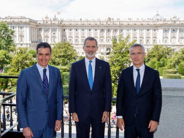 El rey Felipe acompañado por el secretario general de la OTAN, Jens Stoltenberg, y el presidente del Gobierno, Pedro Sánchez