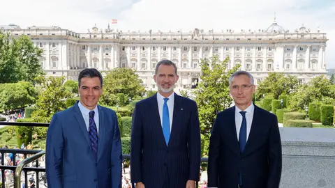 El rey Felipe acompañado por el secretario general de la OTAN, Jens Stoltenberg, y el presidente del Gobierno, Pedro Sánchez El rey Felipe acompañado por el secretario general de la OTAN, Jens Stoltenberg, y el presidente del Gobierno, Pedro Sánchez