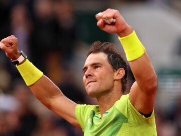 Rafael Nadal de España celebra un punto de partido contra Felix Auger-Aliassime de Canadá durante el partido de la cuarta ronda de individuales masculinos el día 8 del Abierto de Francia de 2022 en Roland Garros el 29 de mayo de 2022 en París, Francia