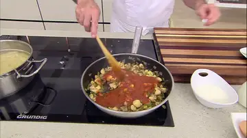 Vierte la salsa de tomate