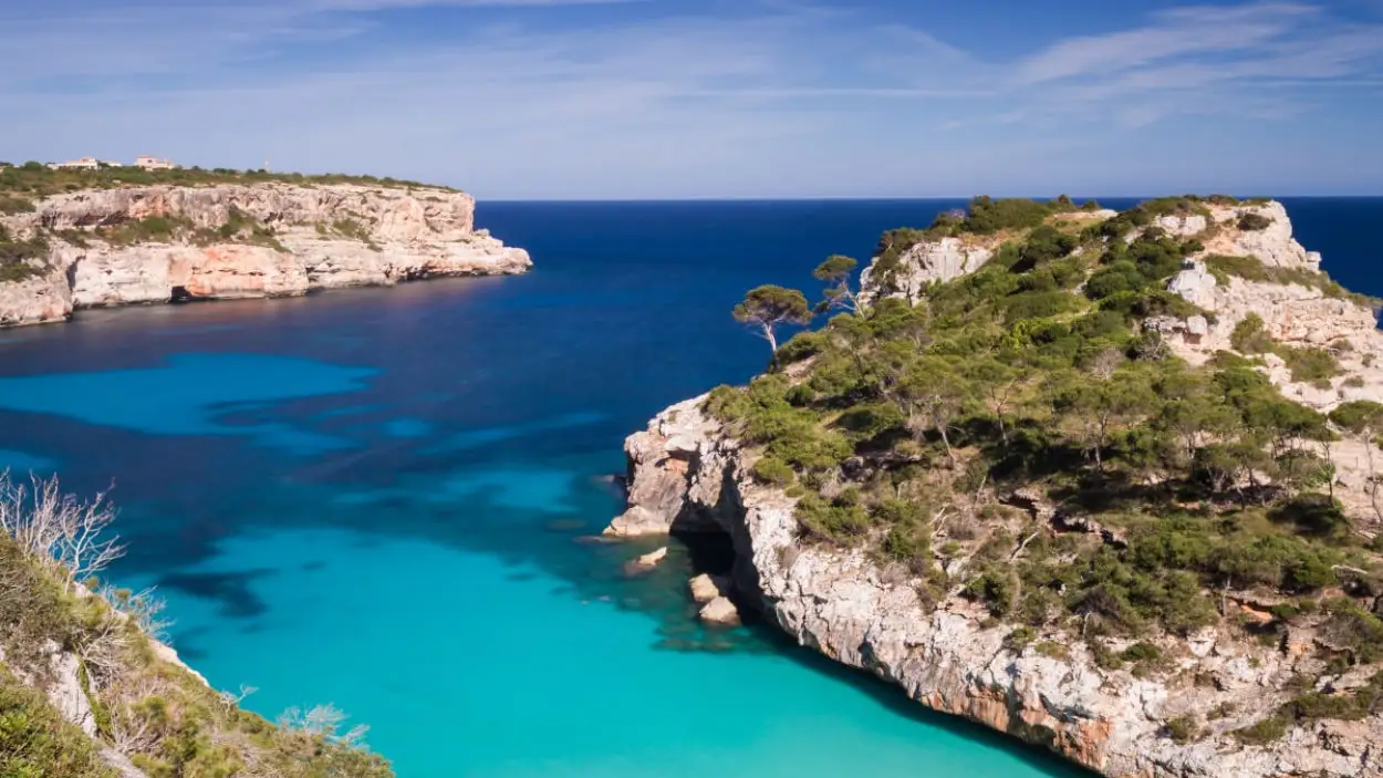 Cala des Moro, una de las islas más bonitas para viajar en 2022 Cala des Moro, una de las islas más bonitas para viajar en 2022