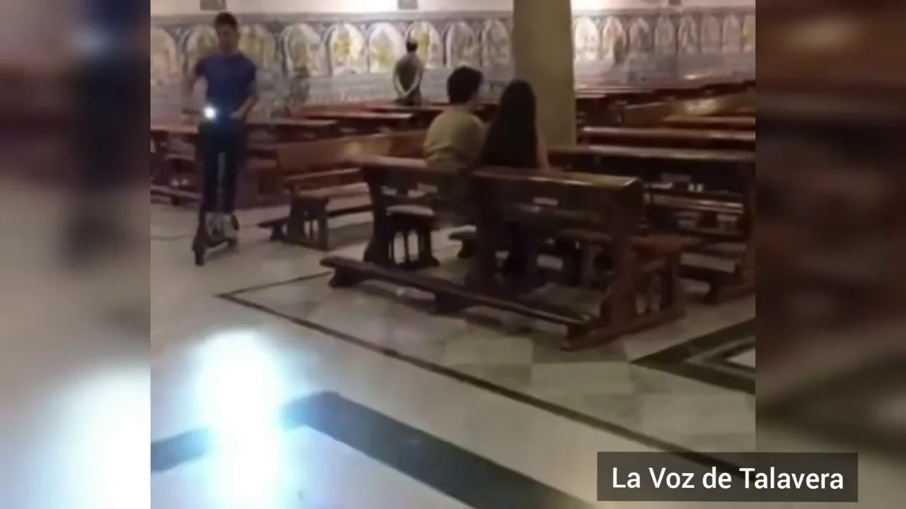 Un joven se cuela en misa con un patinete eléctrico en Talavera de la Reina, Toledo Un joven se cuela en misa con un patinete eléctrico en Talavera de la Reina, Toledo
