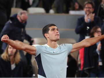 Carlos Alcaraz celebra su victoria ante Karen Khachanov en Roland Garros