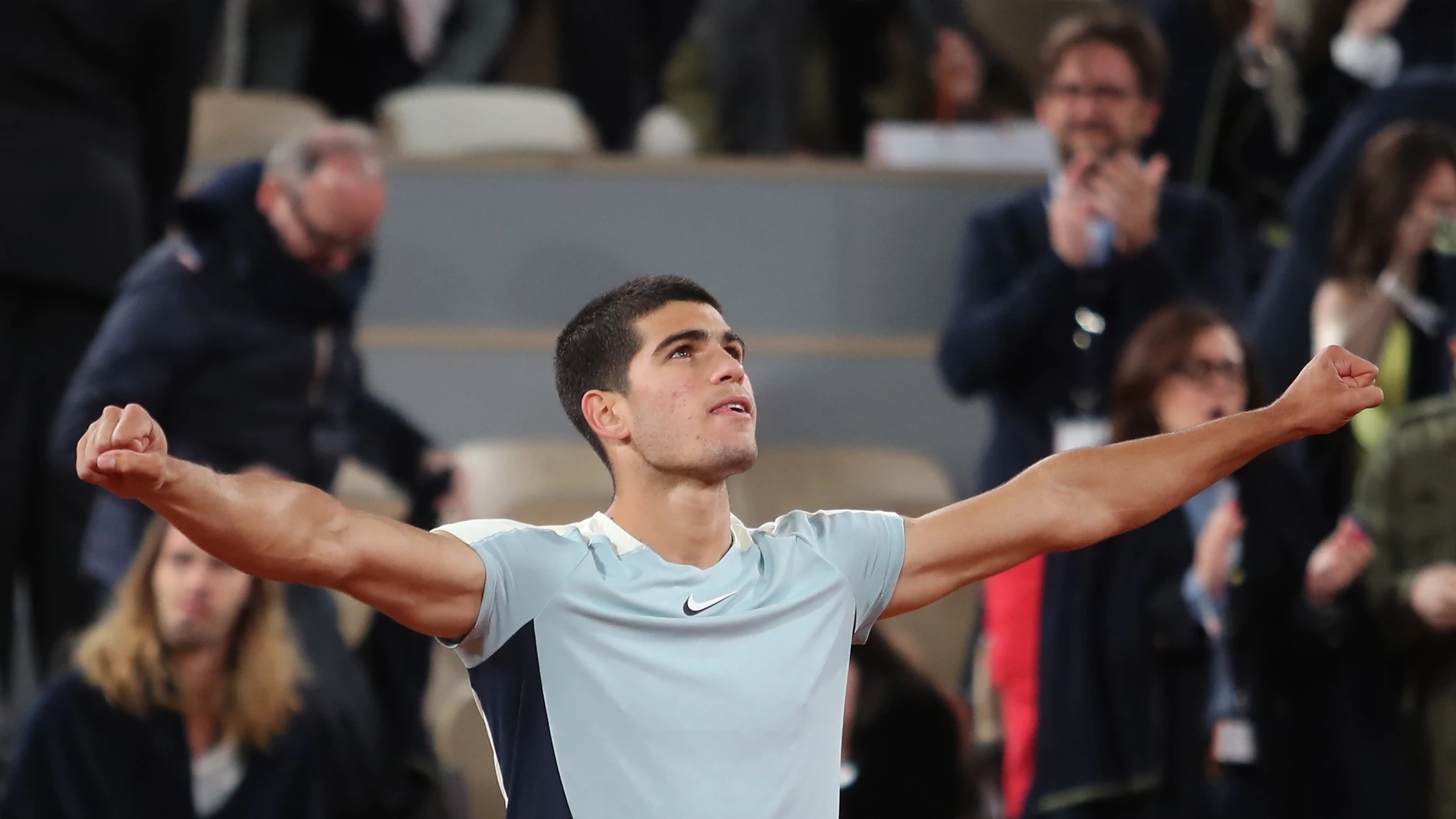 Carlos Alcaraz celebra su victoria ante Karen Khachanov en Roland Garros Carlos Alcaraz celebra su victoria ante Karen Khachanov en Roland Garros