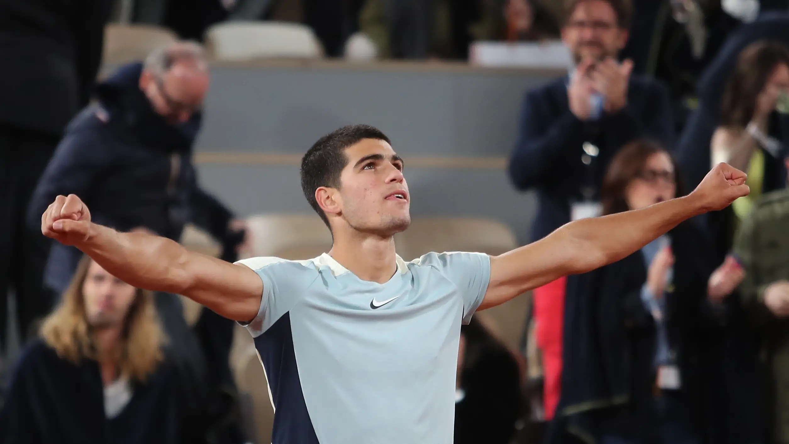 Carlos Alcaraz celebra su victoria ante Karen Khachanov en Roland Garros Carlos Alcaraz celebra su victoria ante Karen Khachanov en Roland Garros