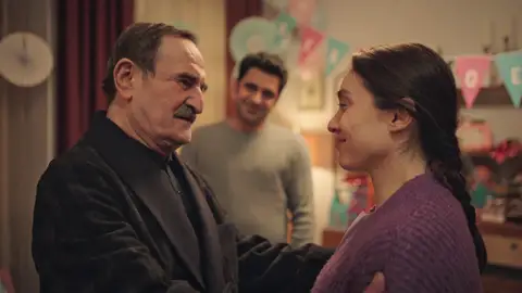Así ha sido la reacción de Hikmet al enterarse de que Gülben está embarazada: “Puede que no haya sido un buen padre, pero seré el mejor abuelo” Así ha sido la reacción de Hikmet al enterarse de que Gülben está embarazada: “Puede que no haya sido un buen padre, pero seré el mejor abuelo”