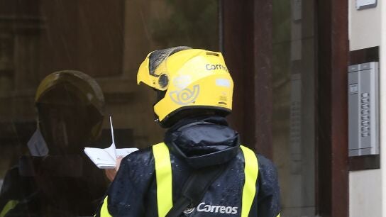 Un repartidos de Correos entrega una notificaci&oacute;n