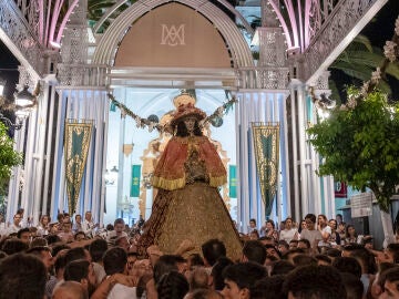 La virgen del Rocío, vestida de Pastora