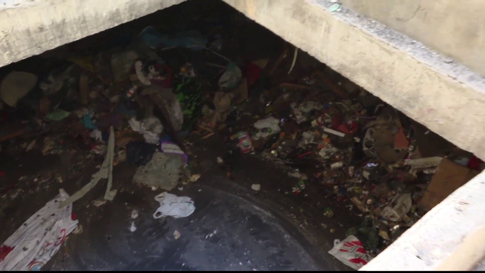 El infierno de los vecinos de un edificio okupado en Algeciras: más de 14.000 kilos de basura y un asesinato