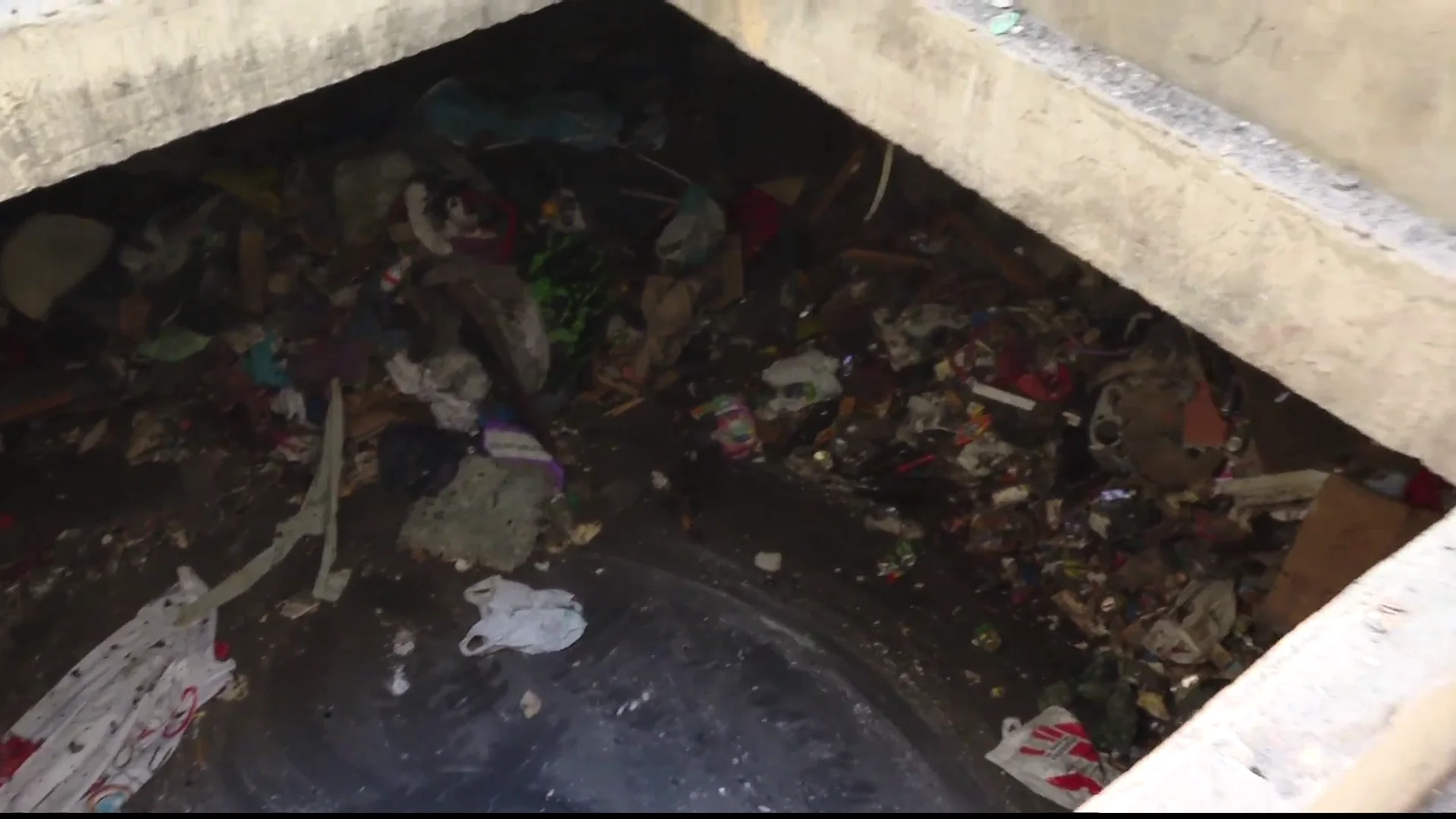 Los restos se amontonan en el edificio okupado de Algeciras Los restos se amontonan en el edificio okupado de Algeciras
