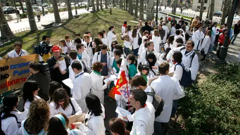 Foto de archivo de una concentración de los médicos MIR Foto de archivo de una concentración de los médicos MIR