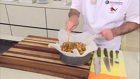 Extiende la carne sobre los macarrones Extiende la carne sobre los macarrones