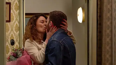 Medina y Sonia se reconcilian entre besos y flores: “Tú eres el plan que más me apetece” Medina y Sonia se reconcilian entre besos y flores: “Tú eres el plan que más me apetece”