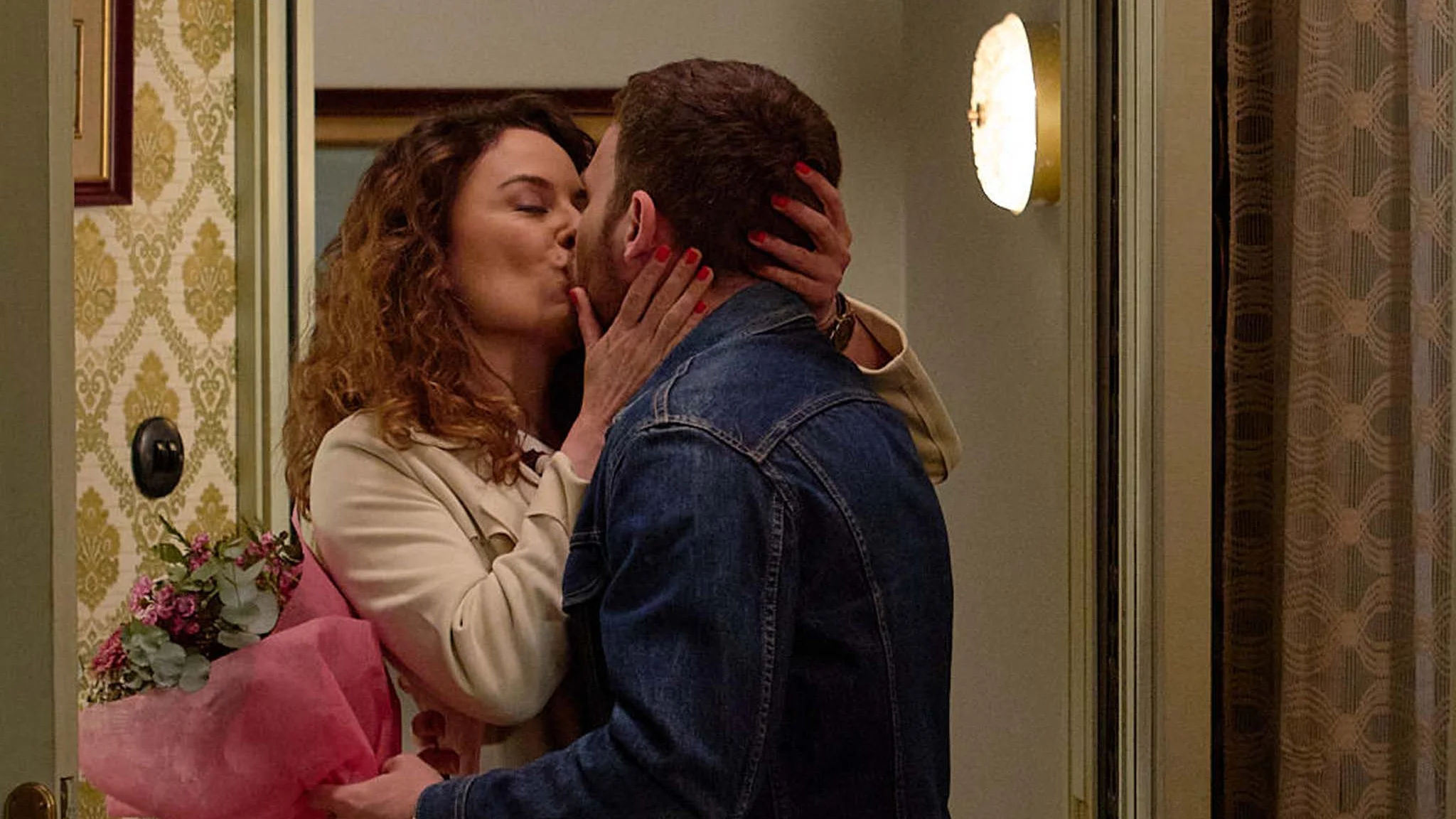 Medina y Sonia se reconcilian entre besos y flores: “Tú eres el plan que más me apetece” Medina y Sonia se reconcilian entre besos y flores: “Tú eres el plan que más me apetece”